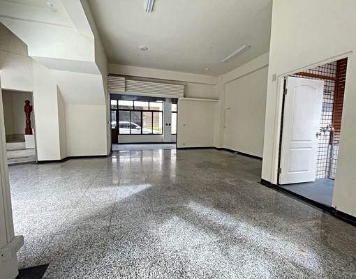 文心櫻花重慶商圈/巷內三角窗大店面1~2樓三房/可營登停三車 - Image 4