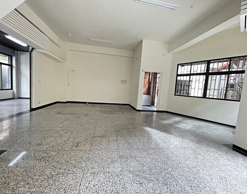 文心櫻花重慶商圈/巷內三角窗大店面1~2樓三房/可營登停三車 - Image 6