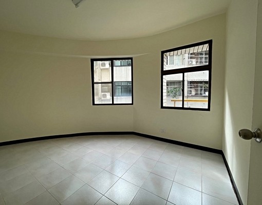 文心櫻花重慶商圈/巷內三角窗大店面1~2樓三房/可營登停三車 - Image 8