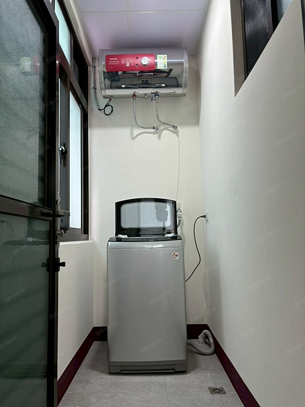 曬衣間,含洗衣機。