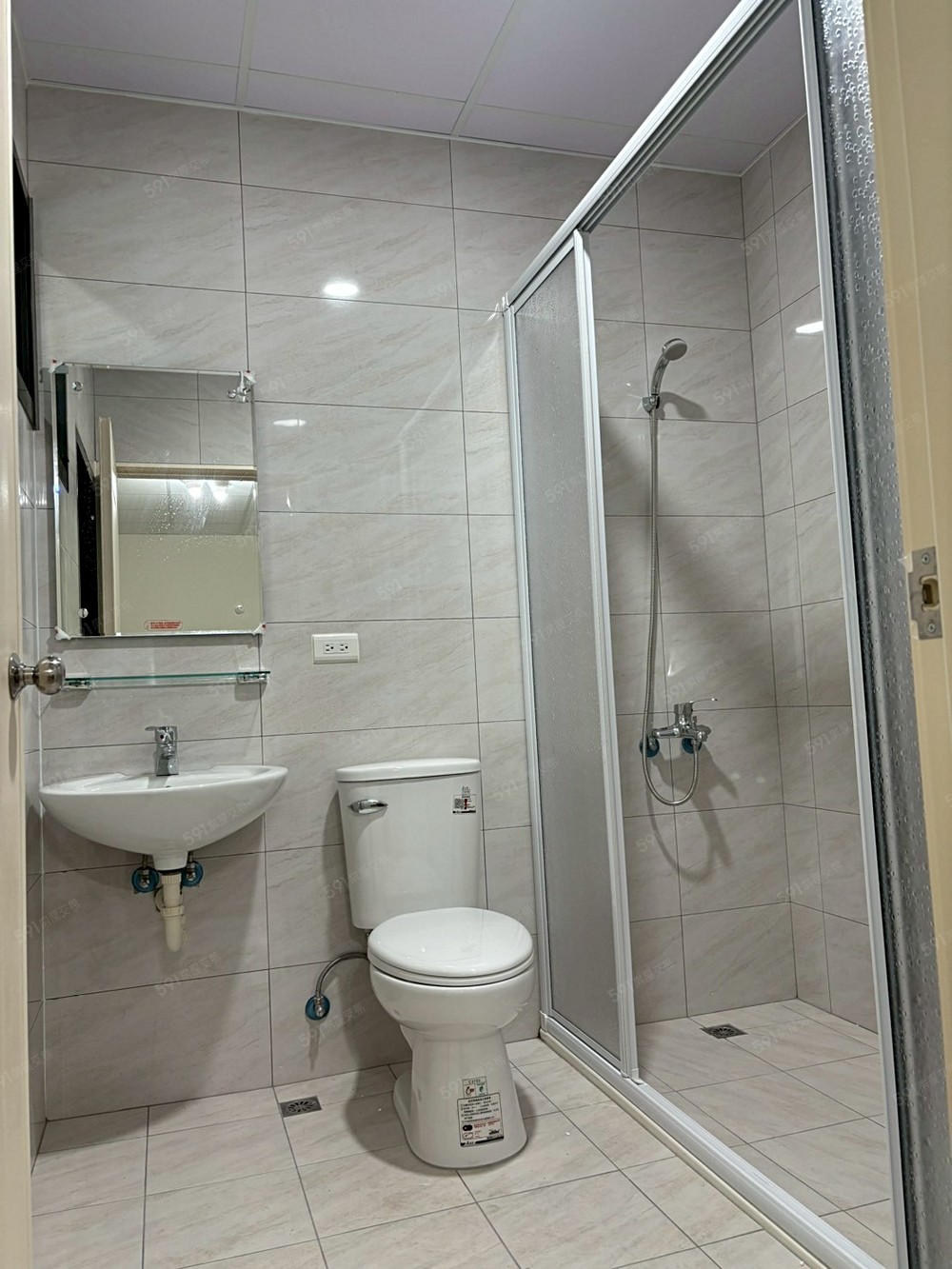 獨立衛浴,乾溼分離,有透氣窗。