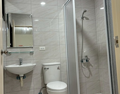 全新裝潢第一手入住,生活機能極佳,交通便利 - Image 2