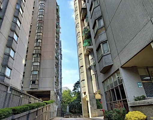 新店高層住宅生活機能方便只租女性愛乾淨 - Image 1