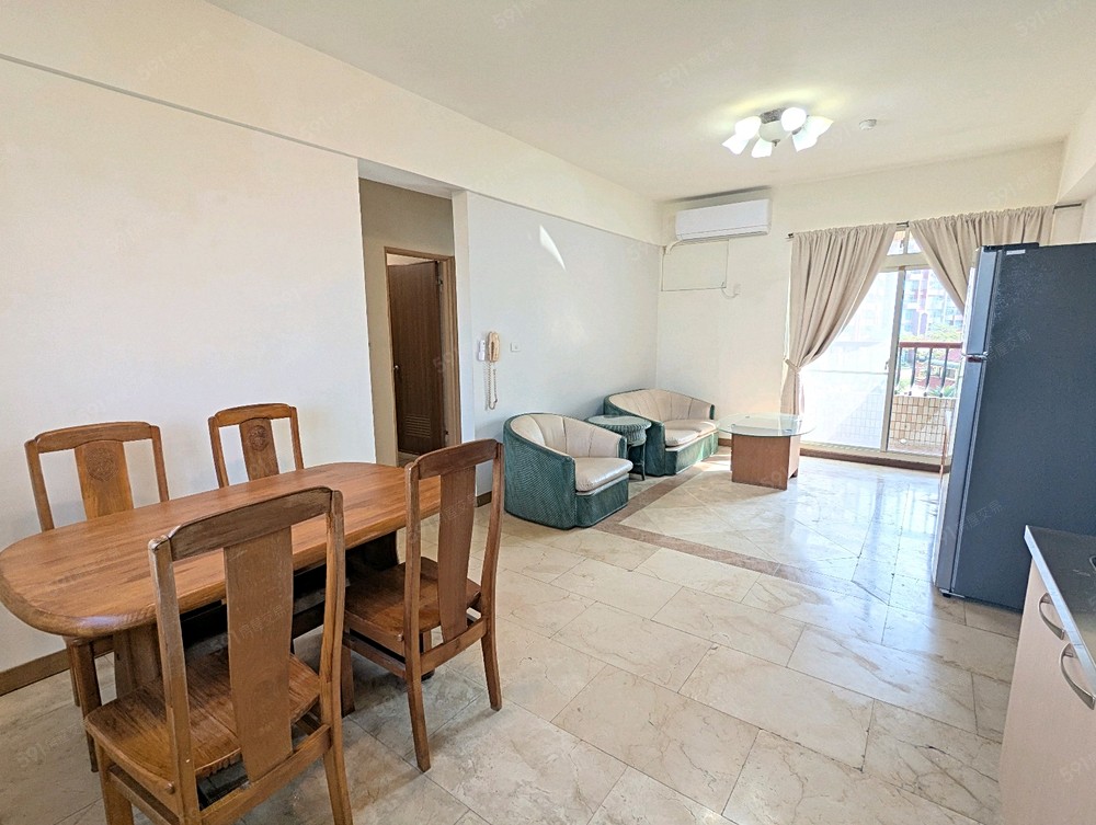 從餐廳望向客廳全景