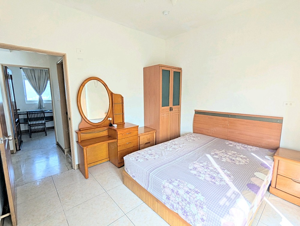 主臥室附雙人床組、床頭櫃、衣櫃、化妝臺