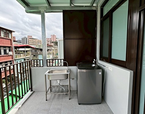 全新裝潢第一手入住,生活機能極佳,交通便利 - Image 3