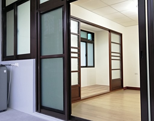 全新裝潢第一手入住,生活機能極佳,交通便利 - Image 2