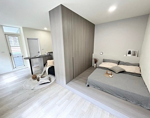 類一房一廳/陽台獨洗/木質地/系統裝潢衛浴開窗/室內機位 - Image 1