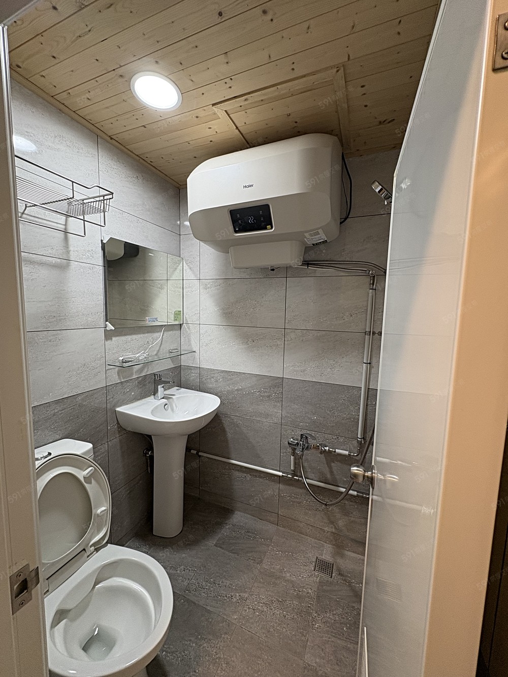 衛浴嶄新整潔、大容量電熱水器