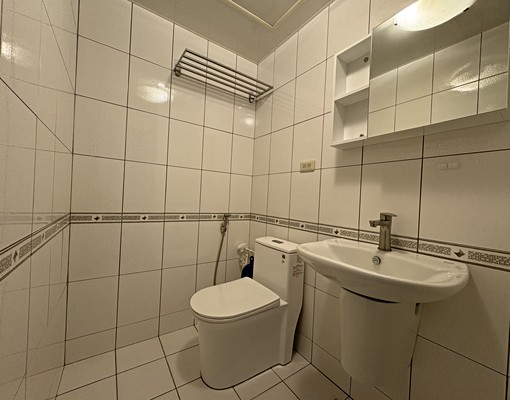 泰林路泰山國中旁優質社區.三房含汽機車位可租補 - Image 8