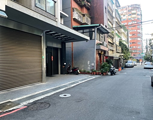 「免仲介費」四號公園邊社區塔式車位(一般轎車) - Image 2