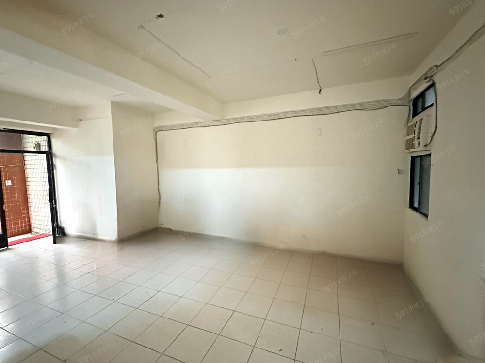 客廳與正門入口(照片經AI去除些許雜物)