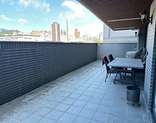 下樓近捷運走路只要30公尺，擁有面樹海寬敞大露臺，設計師的家 - Image 5