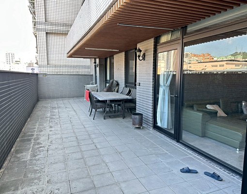 下樓近捷運走路只要30公尺，擁有面樹海寬敞大露臺，設計師的家 - Image 4