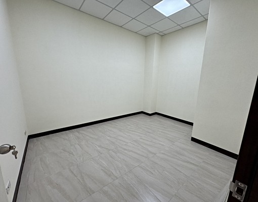 中正路透天金店面 - Image 12