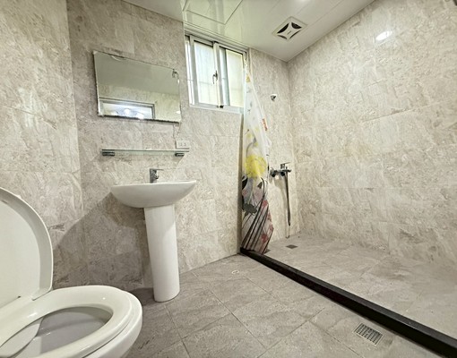 三重全新裝潢三面採光大坪數空間有陽台(可租補/免服務費) - Image 5