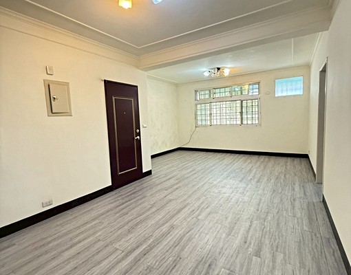 三重全新裝潢三面採光大坪數空間有陽台(可租補/免服務費) - Image 1