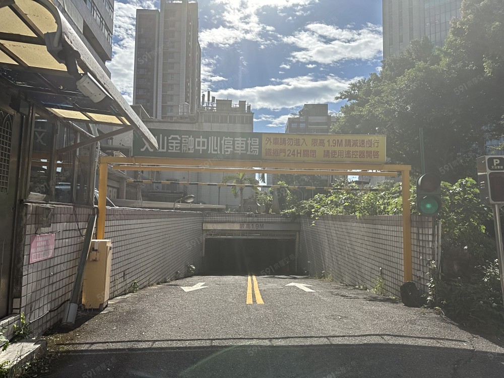 雙車道出入口進出有鐵門