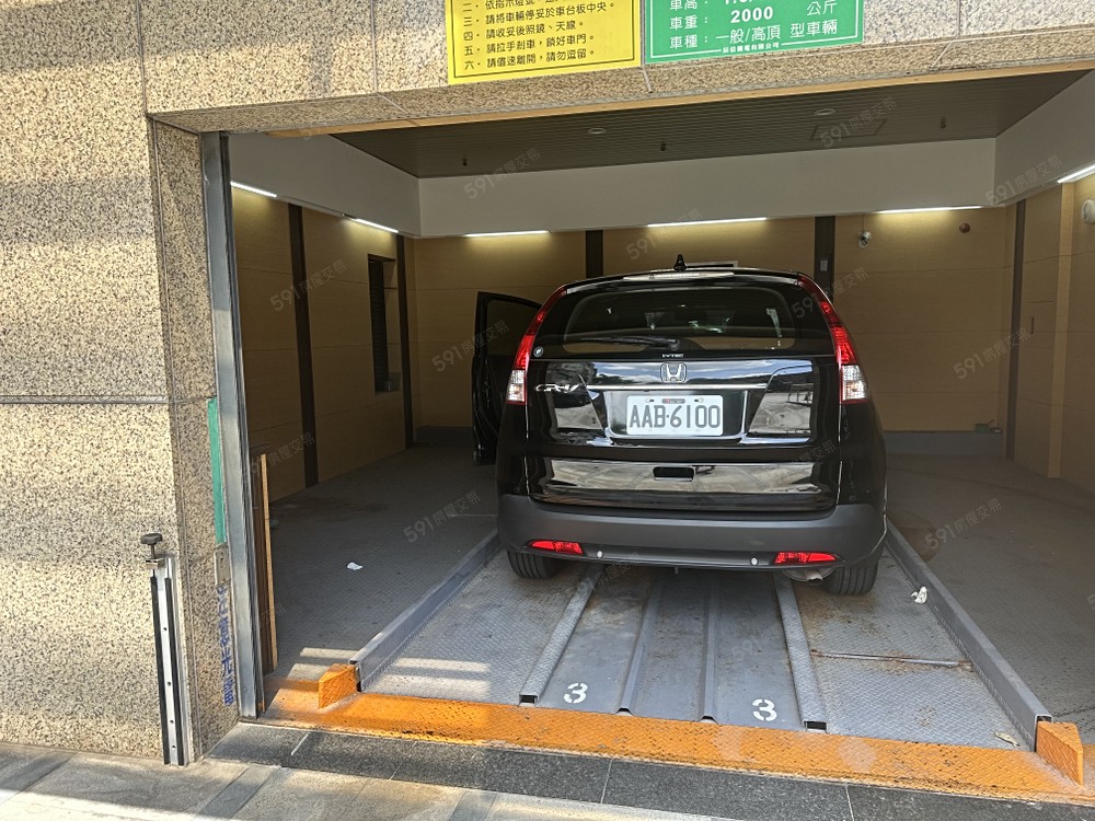 放置車後,旁邊很寬暢