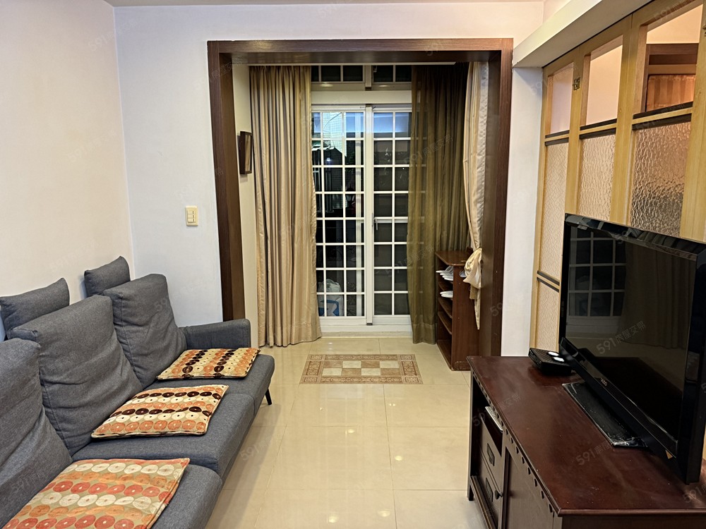 客廳全景｜良好採光，空間不壓迫 (白天採光看另外的照片)