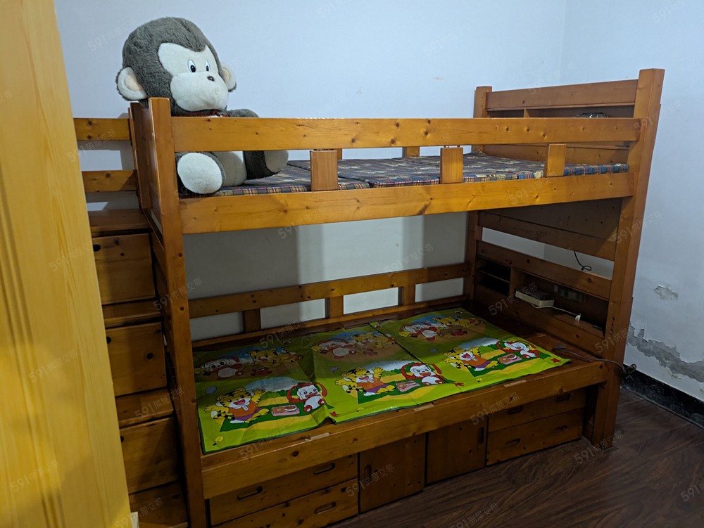 次臥，若不需要床可移除