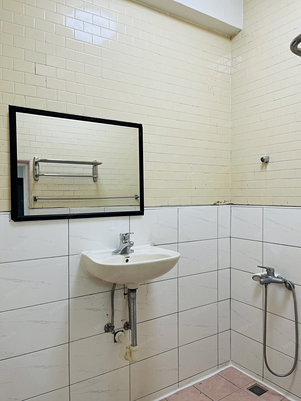 衛浴空間寬敞明亮，鏡面非常大。