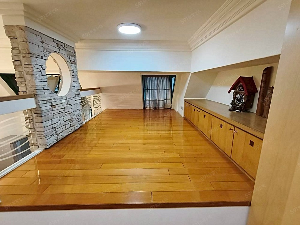 挑高小閣樓(樓梯左側)