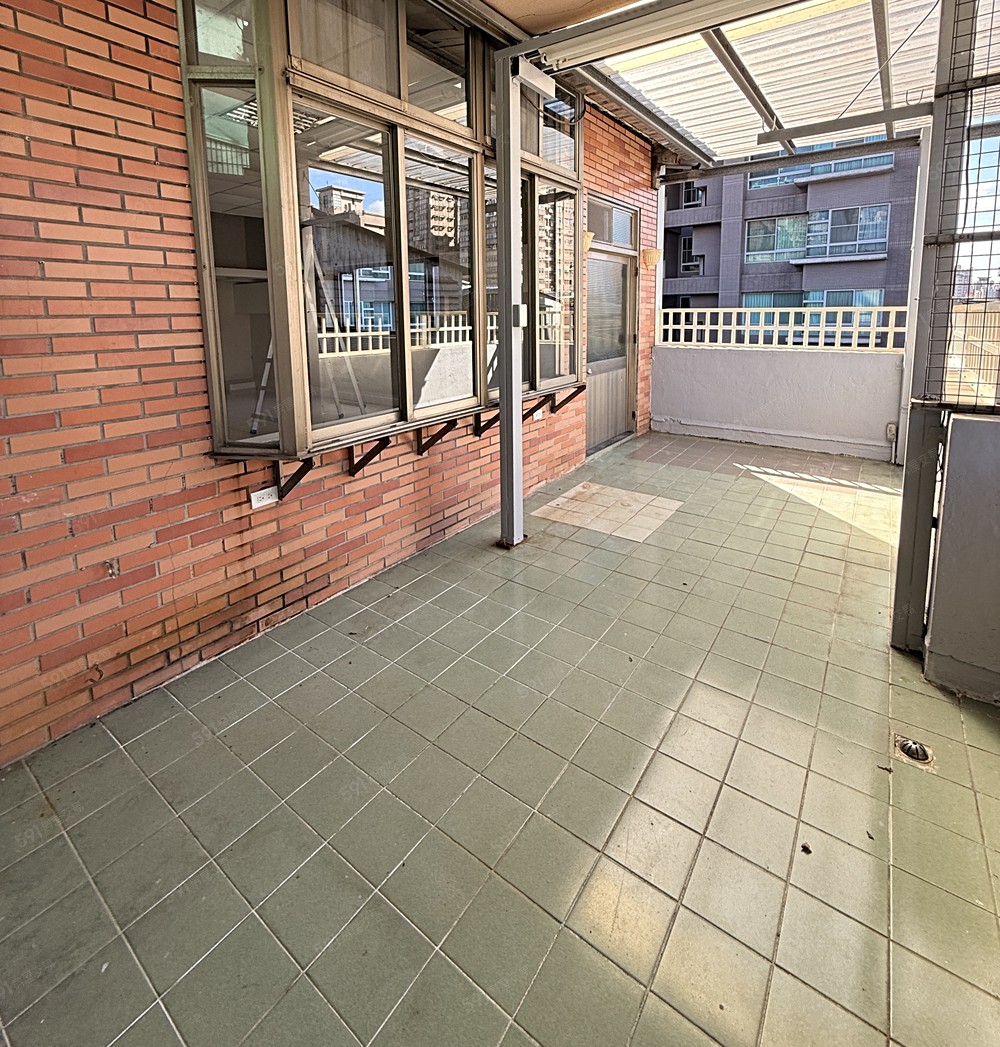 陽台空間大,可曬衣服棉被也可烤肉😊