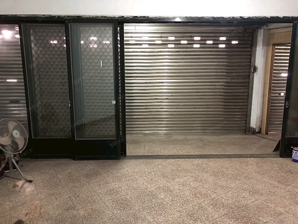 地下室總共有三個大鐵門,非常寬