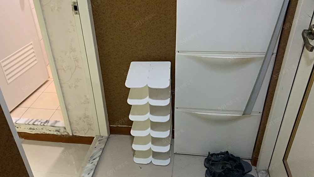 租補!附近有港墘站,有內科園區附近,套房,含水第四台網路! - Image 1