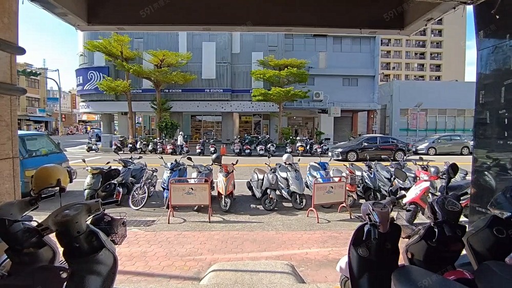 我是承辦大里市中心中興商圈近8米大面寬黃金店面 - Image 1