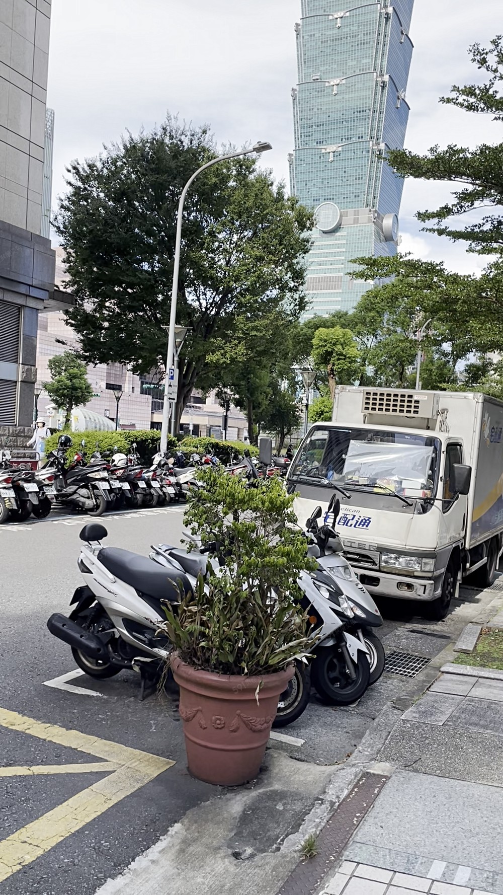 Yes世貿大廈室內平面車位出租 - Image 1