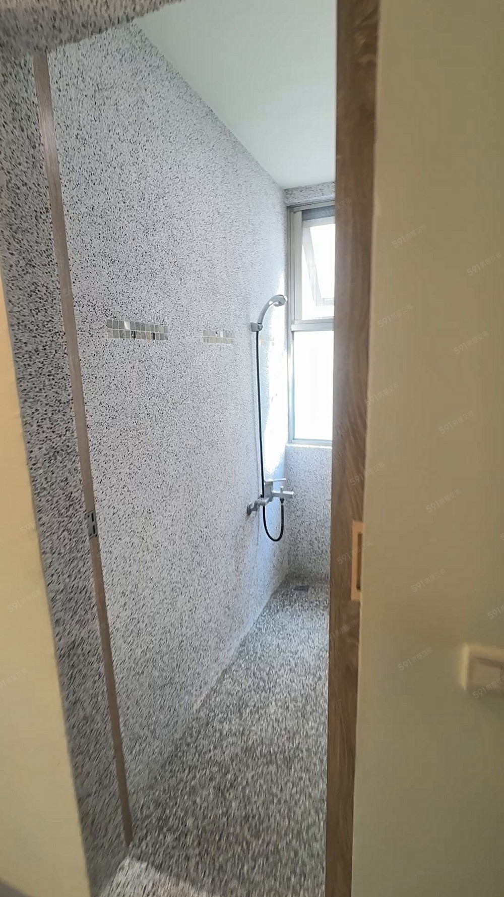 【杰速找房】鬧中取靜陽台獨洗套房 - Image 1