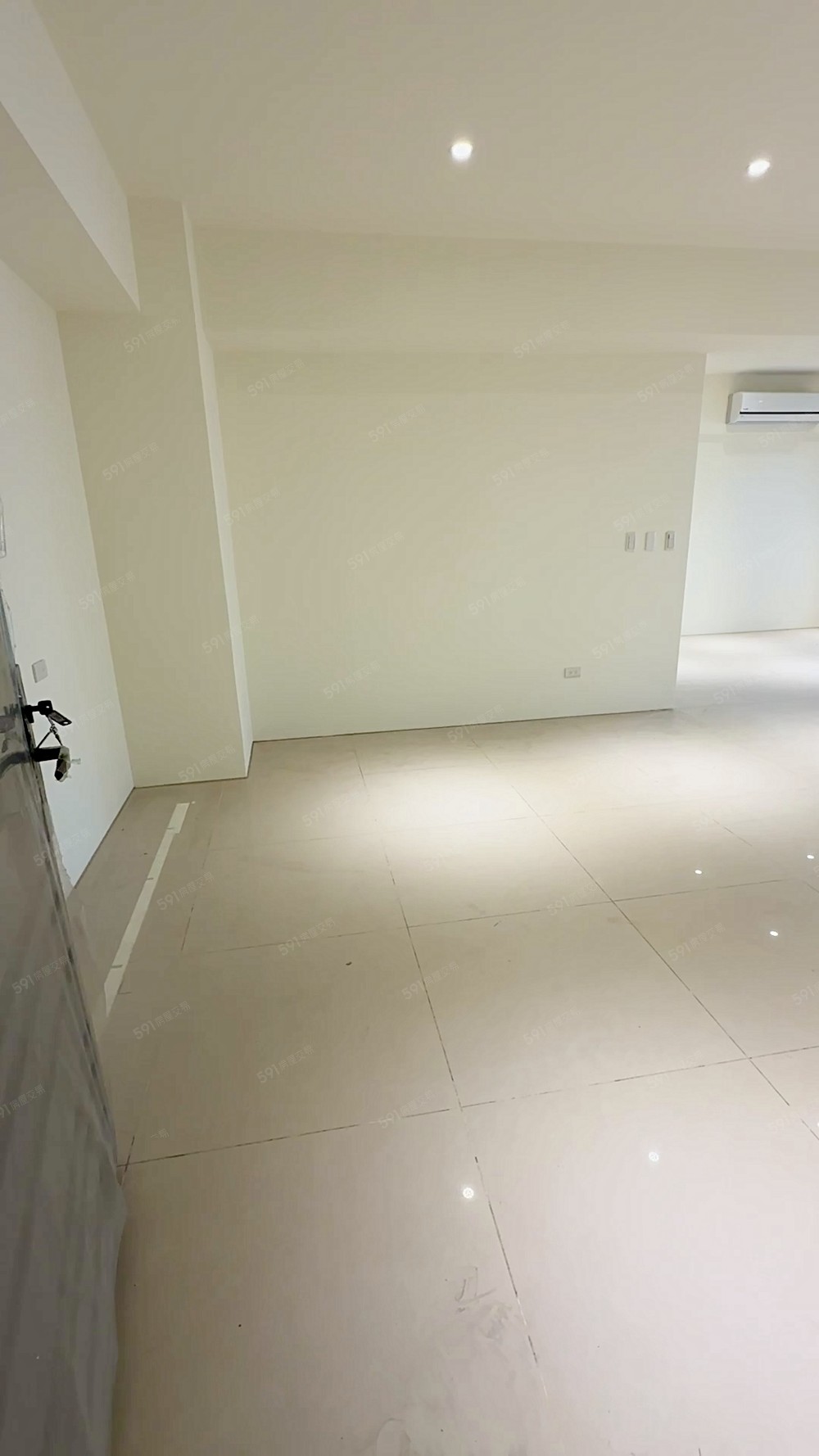 座落七期生活五期散步文心森林公園高樓雙平車 - Image 1